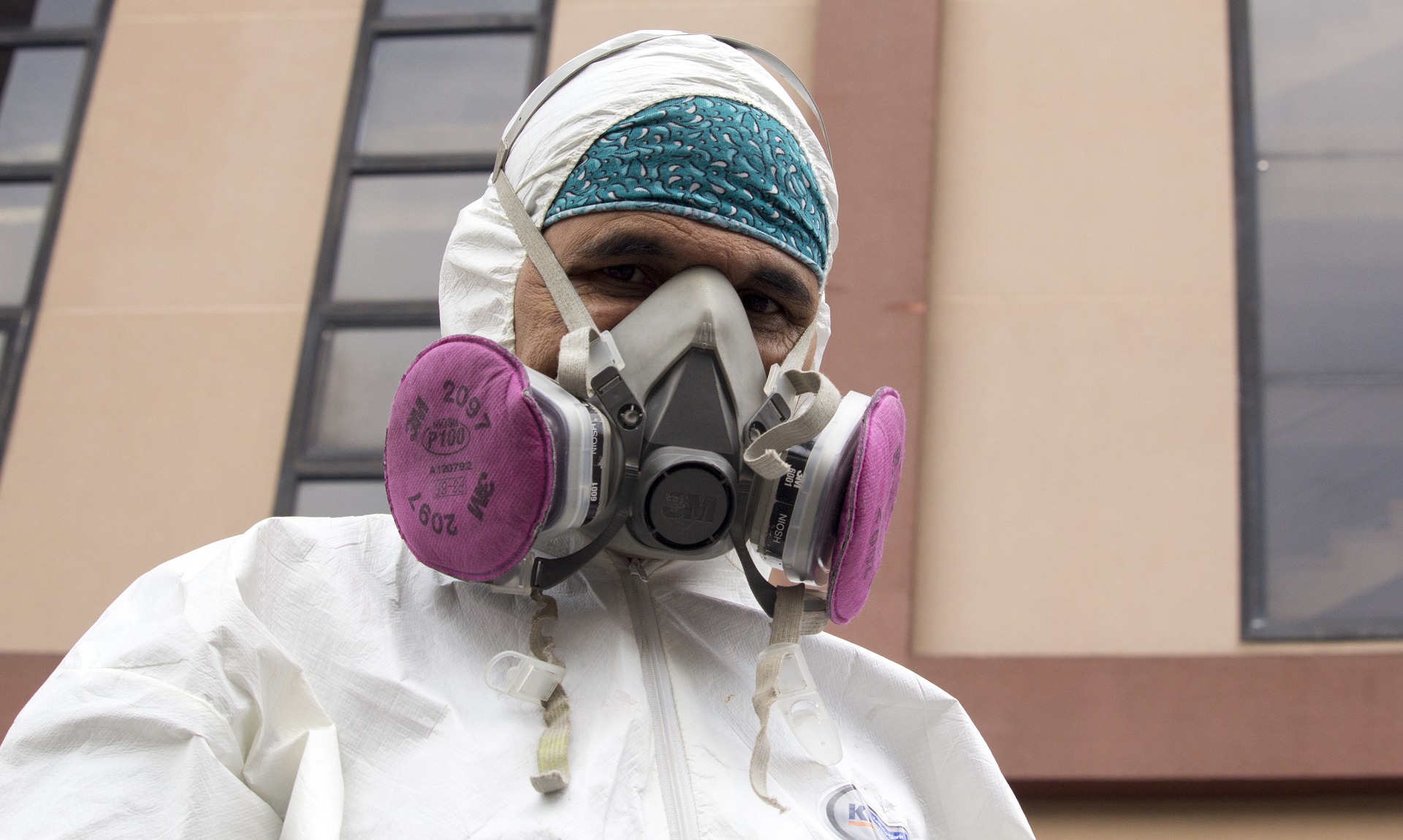 Equipo capacitado para desinfectar oficinas